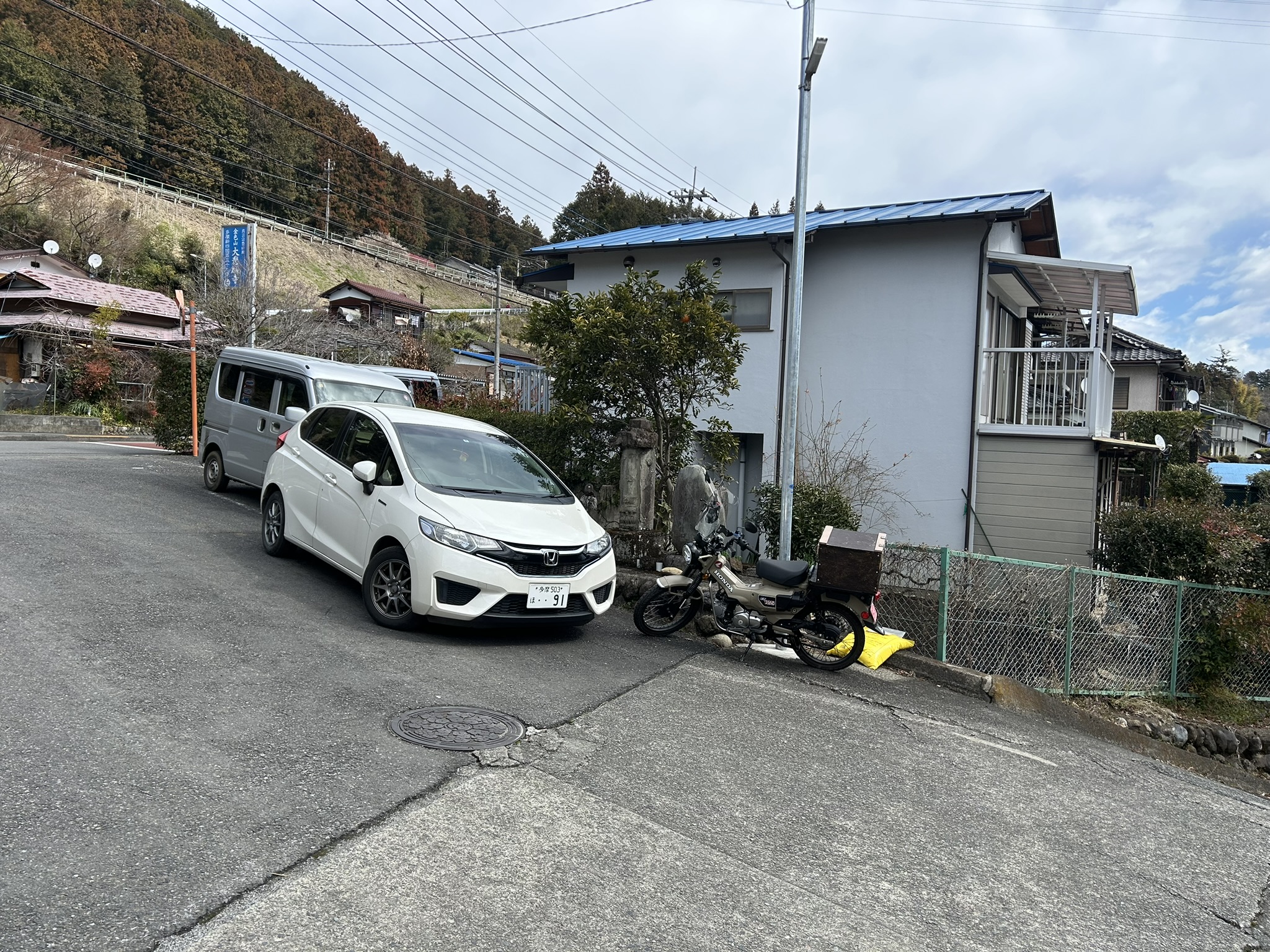 秋川釣り場での違法駐車車両